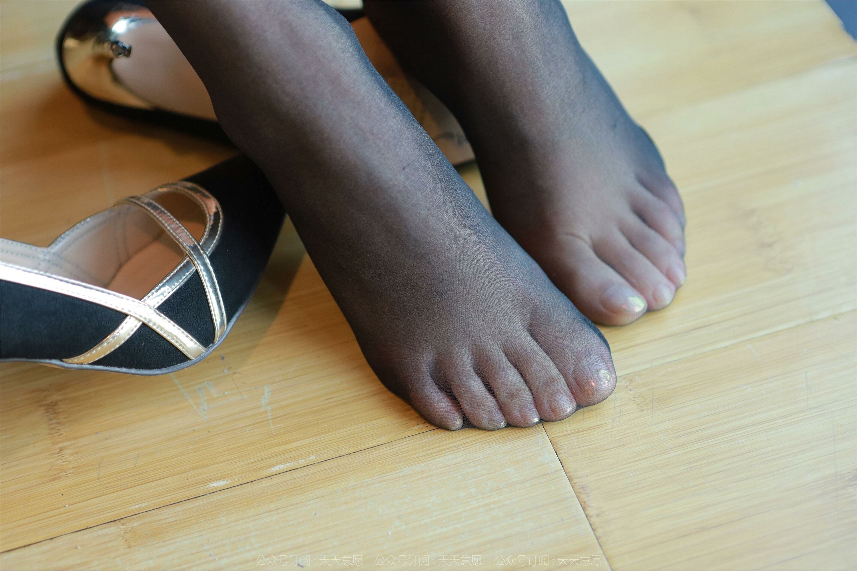 IESS异思趣向  2022.04.29 丝享家 1074：婉萍《褐色皮裙》